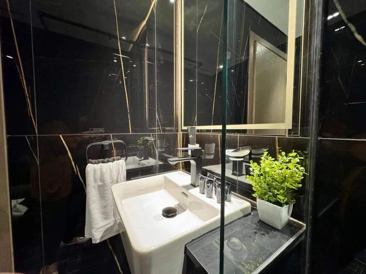 Brand-New 1-Bedroom Apartment Dubai 0*,